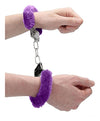 Cătușe Beginner's Furry Handcuffs – joacă pasională cu un strop de bondage, mov